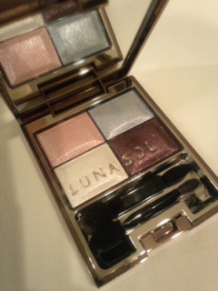 �r�^�r�����������D